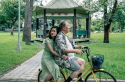 80岁丁强和尹馨黄昏恋 婚姻秘诀一个忍字