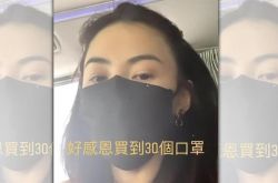 张柏芝排队买30个口罩 转身赠老人暖心