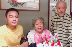 明道过40岁生日陪父母
