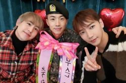 2PM佑荣在家退伍 JUN.K、NICHKHUN惊喜现身