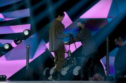 BTS柾国录影完还在台上 帮工作人员清道具暖心了