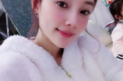 李小璐侧脸照引热议 这是要走网红路线吗