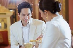 泰国男星迎娶14年女友 甜吻共舞抗疫定终生