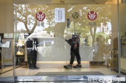 刘真病逝追思灵堂明起开放 工作人员忙布置会场