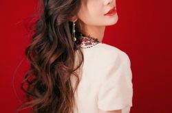 Angelababy庞克造型气场全开 鼻环烟熏妆帅呆了