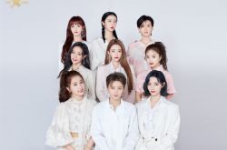 THE9现身机场被挤爆 成员惨遭飞扑搂腰全场失控