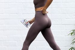 海莉秀出健康美身材曲线 粉丝羡慕比伯老婆