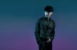 张艺兴罕见飙唱洗脑神曲 出奇招超近距离宠粉