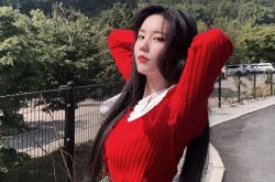 IZ*ONE队长权恩妃脚伤自带出场特效 半空撒亮片好吸睛