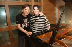 庾澄庆单曲《音乐超气派》找萧敬腾合作 赠银手指当礼物