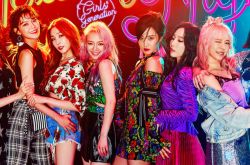 少女时代回归前兆？曝成员相同纹身同面墙拍照