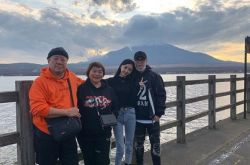 潘玮柏晒全家福宣布结婚 与另一半正式展开家庭生活