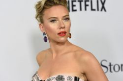 斯嘉丽·约翰逊海边遛狗被拍 胸很大不愧是黑寡妇