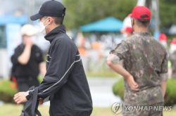 朴宝剑今日低调入伍 宝藏男孩海军宣传兵