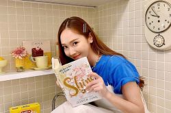JESSICA推出小说《SHINE》 封面引少时联想元素起争议