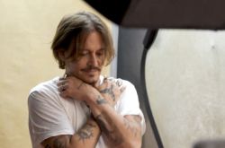 强尼德普穿白T现身太性感 长发刺青造型曝光