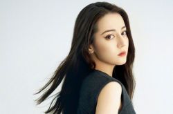 迪丽热巴撞脸娜塔莉波曼？新发型剪短也爱