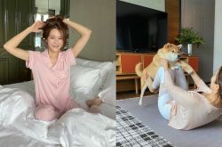 张曦雯Staycation晒素颜床照 与爱犬玩瑜伽乐翻了