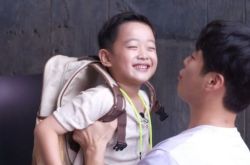 金载沅首度公开8岁儿 长像完全复制爸爸