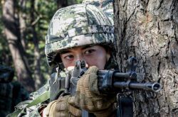 珉豪放弃20天的休假选择参与训练 将于11月15日退伍