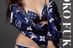 深田恭子泳装炸超巨事业线 蜜大腿交叉POSE激撩