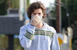 肖恩·蒙德兹长发造型也迷人 女友卡米拉恩爱现身