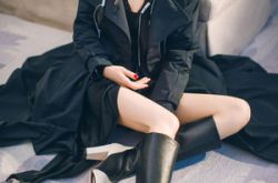 杨幂穿跟鞋下楼梯想扶 沉腾却走掉默默收手尴尬笑了