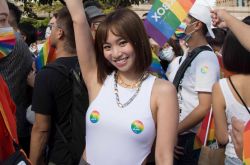 陈芳语上街参加同志游行 新专辑进度曝光