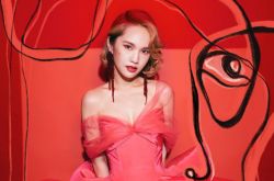 杨丞琳演唱会脚踩空跌下高台 老公李荣浩心疼了