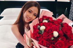 邓紫棋情侣装约会男友 现身迪士尼爆2合照