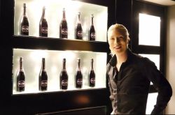 罗兰全新豪宅首次公开 自建酒吧和电影院