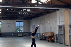 朴敏英柔软脚踝照片曝光 腰围比头围小