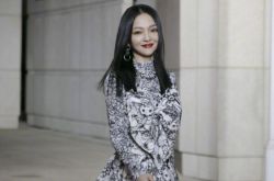 张韶涵透肤黑丝炸美腿 胡彦斌站一旁惨被比较