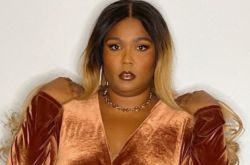 莉佐体重多少？重磅女圣诞树前加速TWERKING