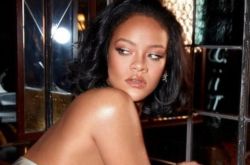 蕾哈娜回老家陪家人过圣诞 粉丝偶遇合照女神