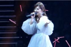 梁静茹演唱会唱哭自己 蹲在舞台空白2分钟