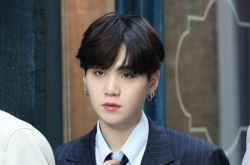 SUGA直播分享自己肩伤复原情况 确定将出席公司演唱会