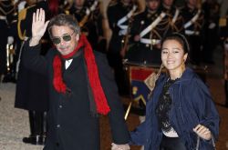 巩俐55岁生日收法国老公浮夸烟火蛋糕