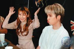 邱锋泽砸千万力捧采子出片 新MV亲昵合照传情