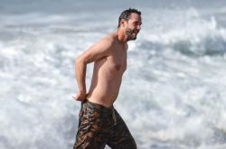 56岁基努李维斯独自骑车去大海冬泳 好身材又回来了