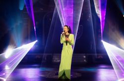 莫文蔚横扫香港4大颁奖典礼 曝2021最大愿望