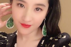 刘亦菲穿短袖露出厚实手臂肉被嫌胖