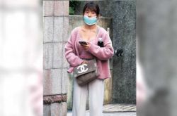 野生郭书瑶穿超辣 素颜戴口罩被认出