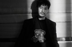 黄晓明健身成果曝光 宽肩露块块分明腹肌