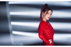 马甲线女王袁姗姗突破自我 挑战唱跳双腿瘀青