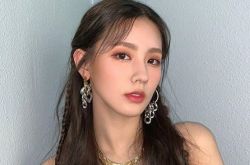 (G)I-DLE薇娟戴绿色眼镜 梦想当魅惑的艺人