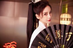 Angelababy撇婚变提前庆生 带4岁小海绵正式露脸