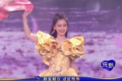 Angelababy上台走秀 黄晓明坐观众席偷拍