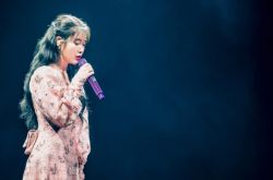 IU现身经纪人婚礼 为新人献唱《Blueming》