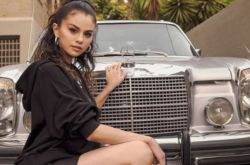 赛琳娜抹红唇自拍惊艳 自推出美妆品牌